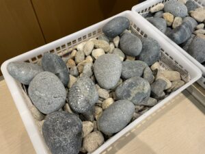 大小さまざまな石ころの写真