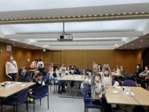 話を聞きながら手を挙げている子供の写真