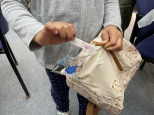 完成したぷにぷにストラップをかばんにつけている写真