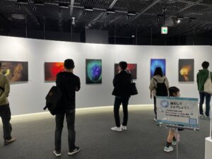 写真作品を眺める人たちの写真