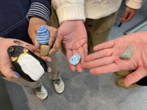 完成したカラフルな石ころアートの写真