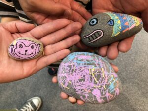 完成したカラフルな石ころアートの写真