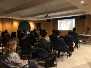 トークイベントで話を聞く参加者たちの様子