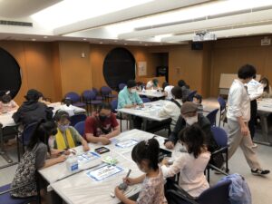 こどもも大人も楽しんで絵を描いている写真