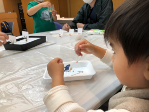 真剣に作業をする子供の横顔の写真
