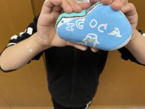完成したカラフルな石ころアートの写真