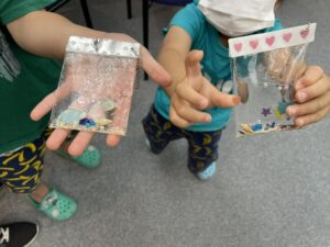作ったぷにぷにストラップを見せてくれているこどもの写真