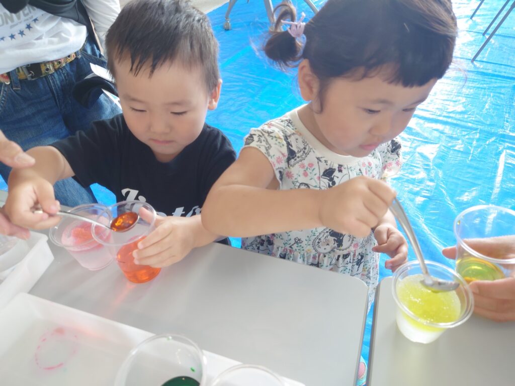 色付けした吸水ポリマーにデコレーションをする様子