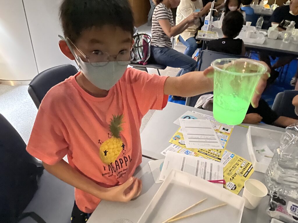 蓄光パウダーで光るスライム