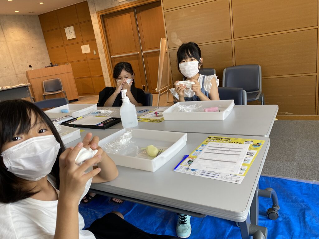 粘土をこねている様子