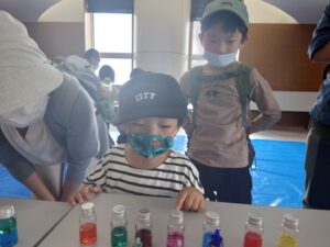 カラーボトルの色選びの様子