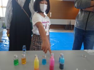 カラーボトルの色選びの様子