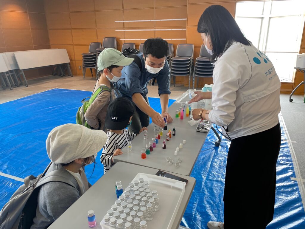 カラーボトルの色選びの様子
