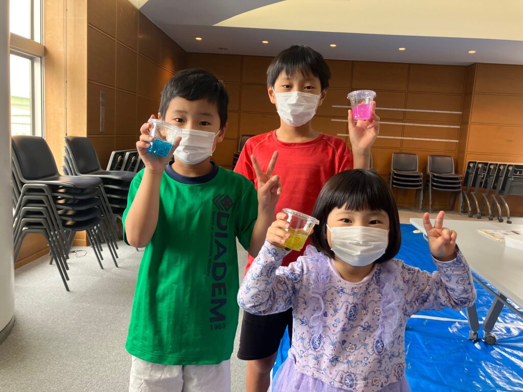 スライムをつくってポーズする様子