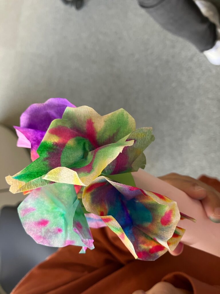 お花をまとめる様子