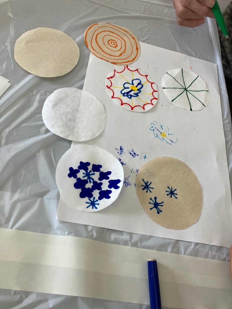 絵を描いている様子