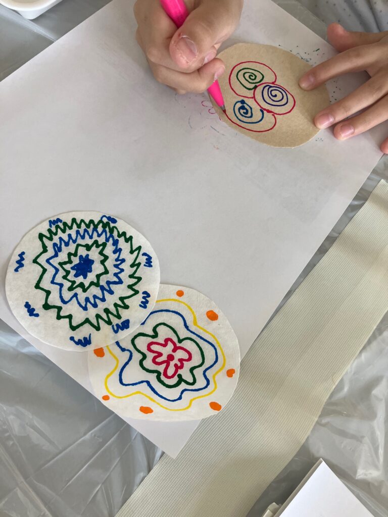 絵を描いている様子