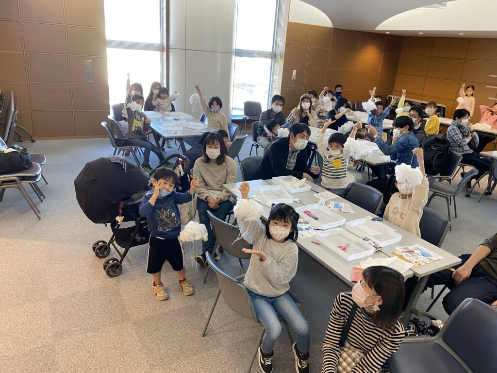 できあがった雲を手に集合写真