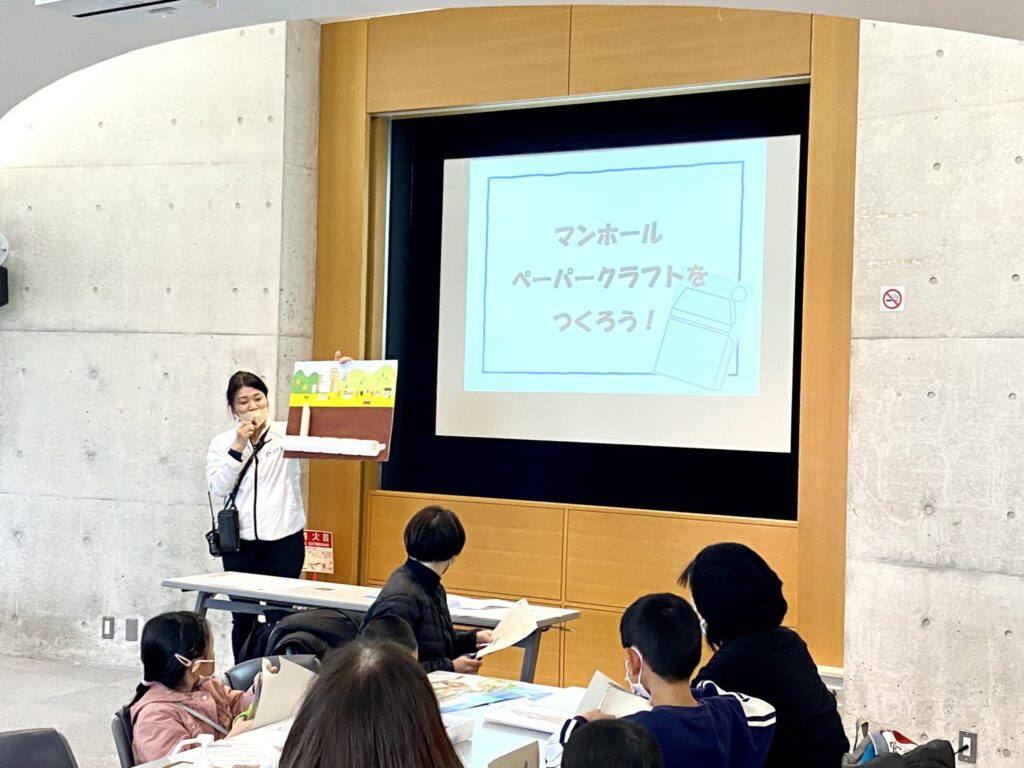ペーパークラフトのレクチャーの様子