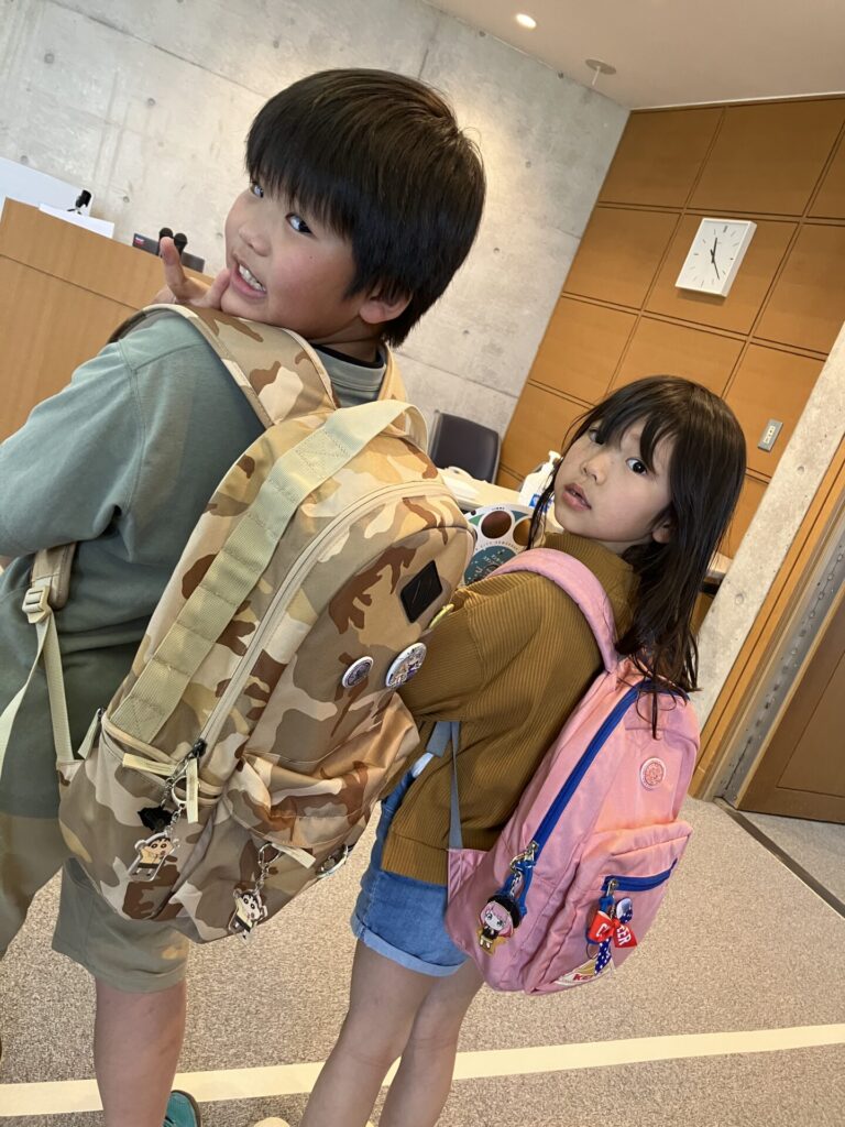 バッジをカバンにつける